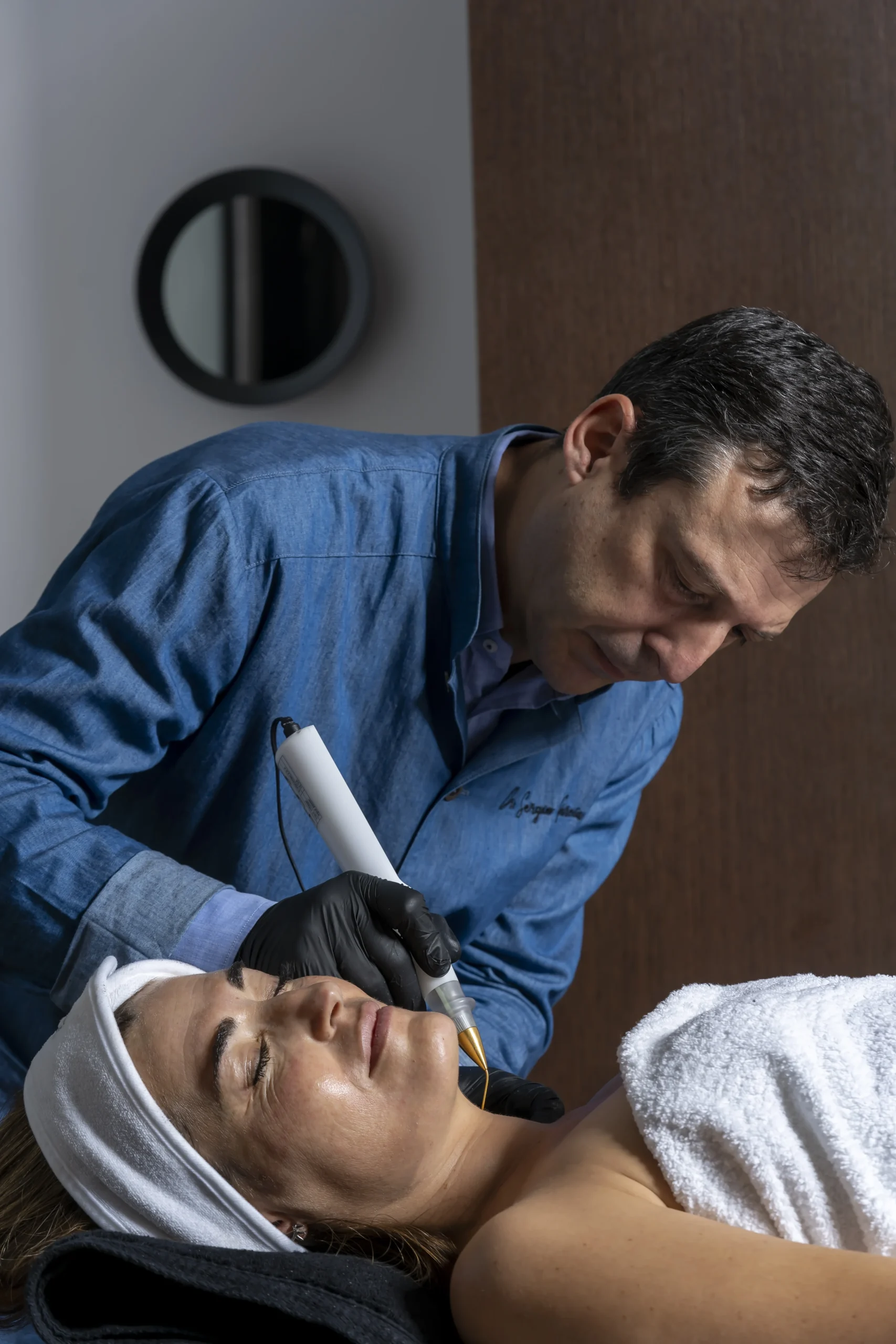 Sesión de tratamiento facial en la consulta de Clínica Idella