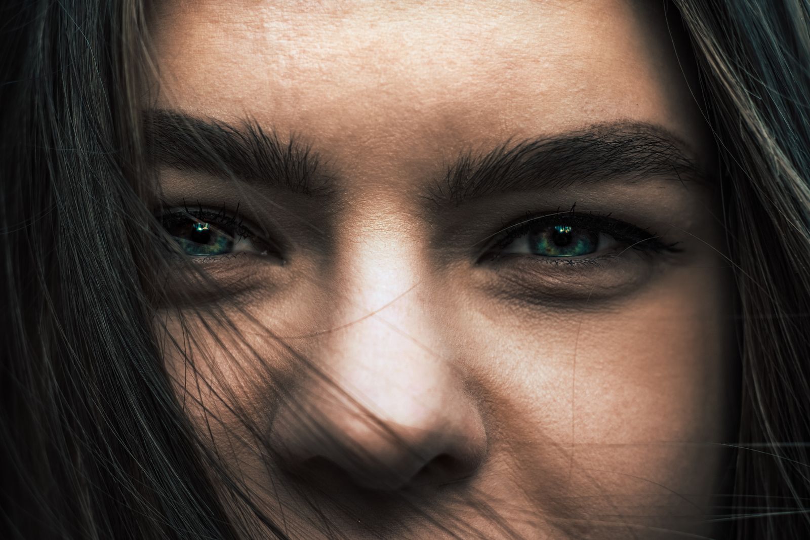 Detalle de la mirada y del párpado inferior de una mujer